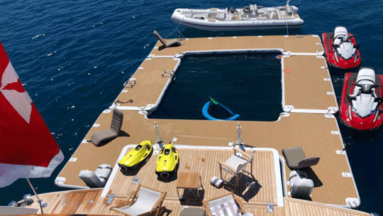 piscina gonfiabile poppa yacht
